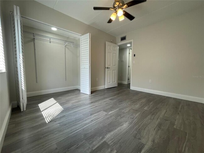 Building Photo - 211 Pine Ct