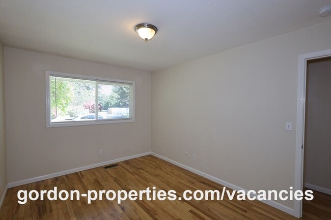 Building Photo - 10851 SE Garrett Dr