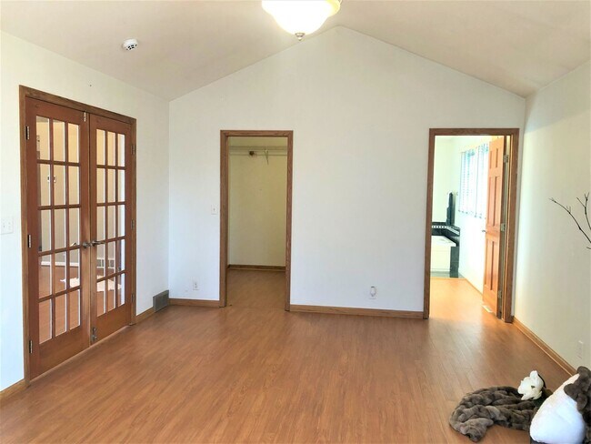 Building Photo - Charming 3-Bedroom Home with Fireplaces an...