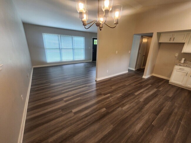 Building Photo - Renovated 3 bedroom 1.5 bath home in Valle...