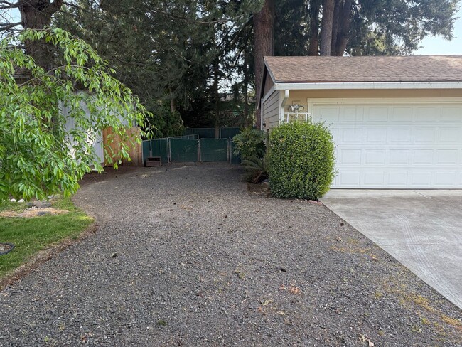 Building Photo - Beautiful 3 Bedroom Ranch Style House with...