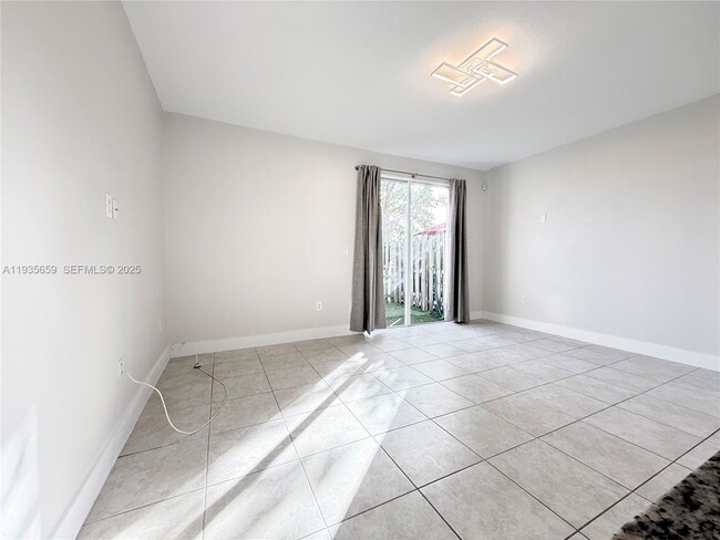 Building Photo - 134 SE 28th Ter