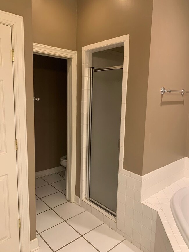 Building Photo - Spacious Townhome close to downtown Auburn...