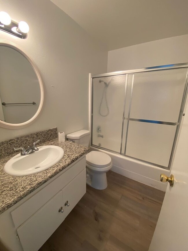 Building Photo - 1 bed, 1 bath Monticello Condo