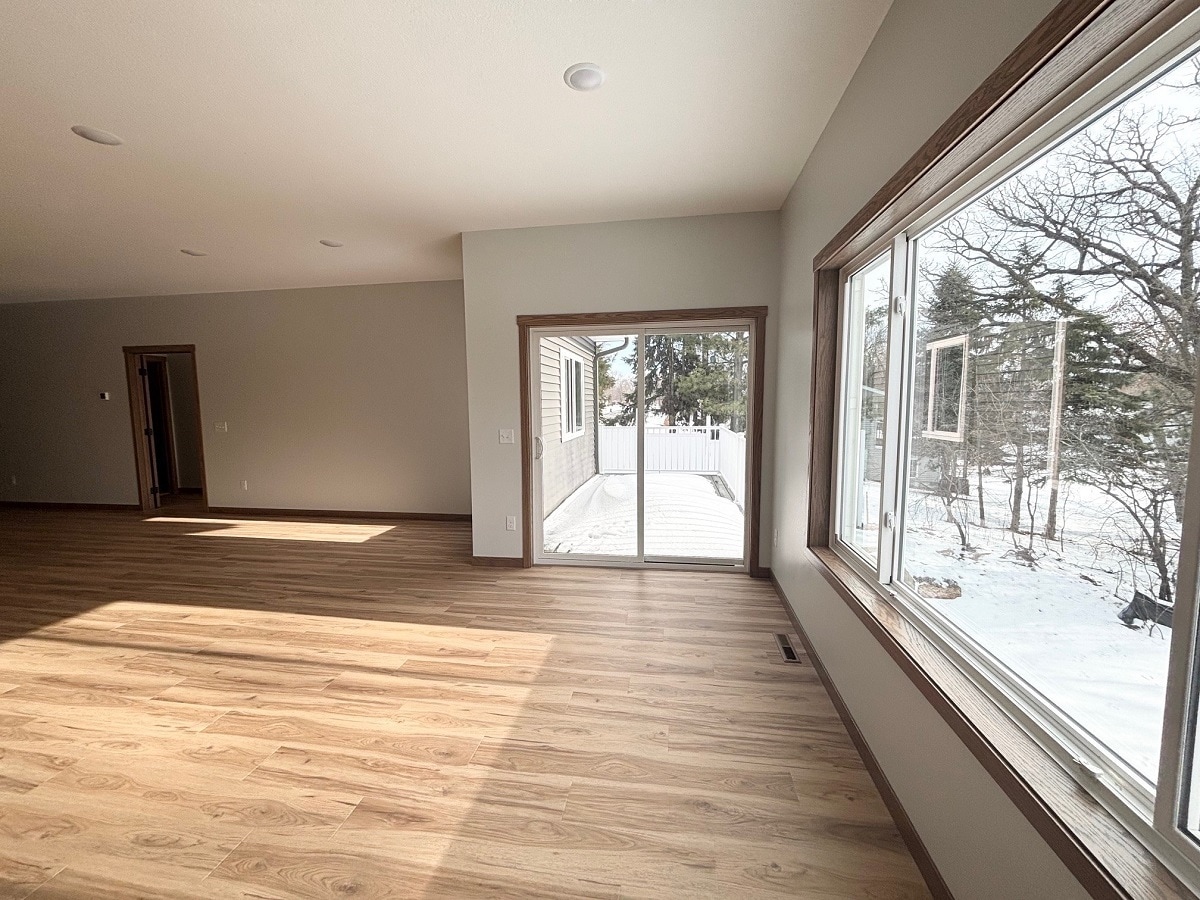 Building Photo - 577 Main St W