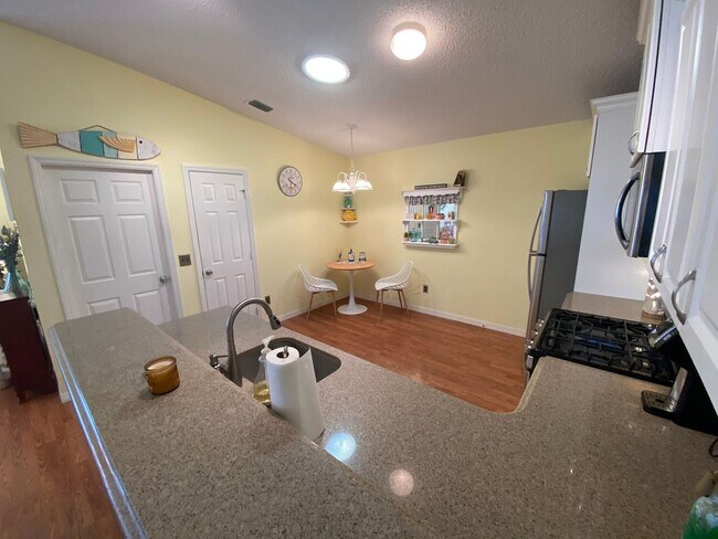 Building Photo - Location, Location, Location - ANNUAL LEASE in the Village of Belvedere