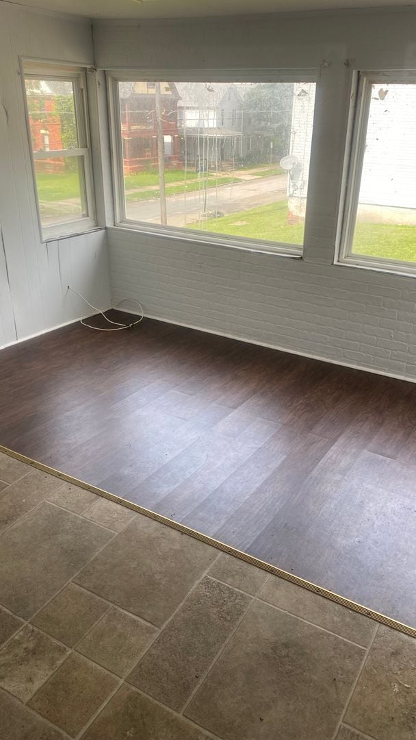 Building Photo - Light and bright 2BR up near downtown and AHN St. Vincent