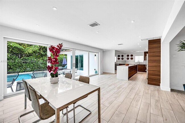 Building Photo - 1080 NE 104th St