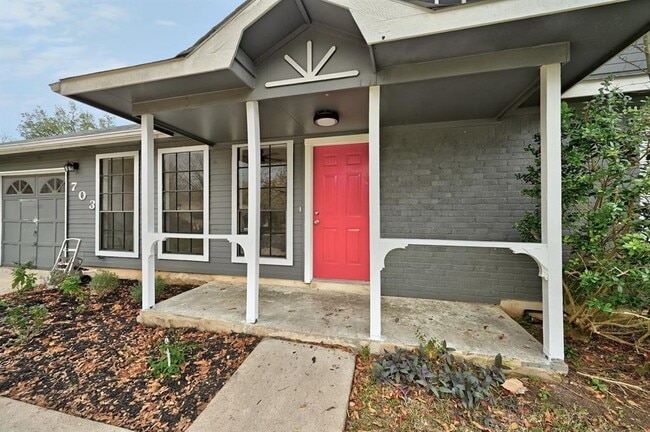Building Photo - 703 Hyde Park Ct
