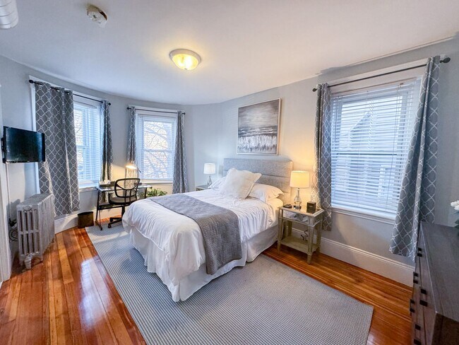 Building Photo - Amazing 3 bed 2 baths in Brookline.... MAY MOVE IN