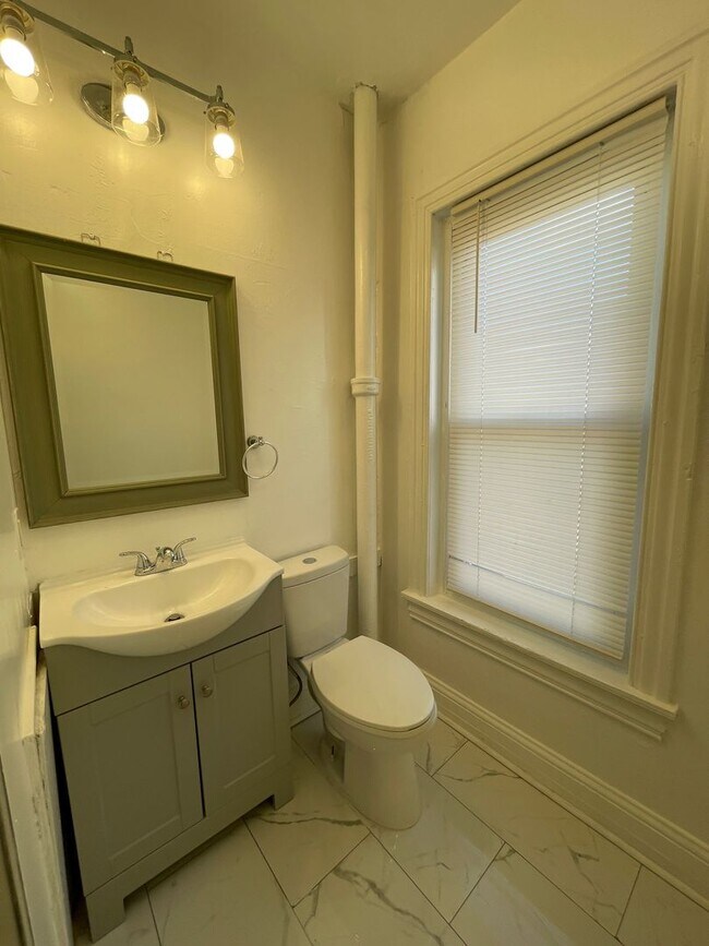 Building Photo - 4 Bedroom 1.5 Bath, Renovated House in Pottstown