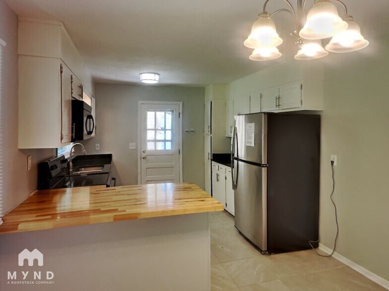 Building Photo - 307 King Arthur Trail