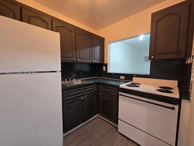 Building Photo - 1441 Lincoln Rd