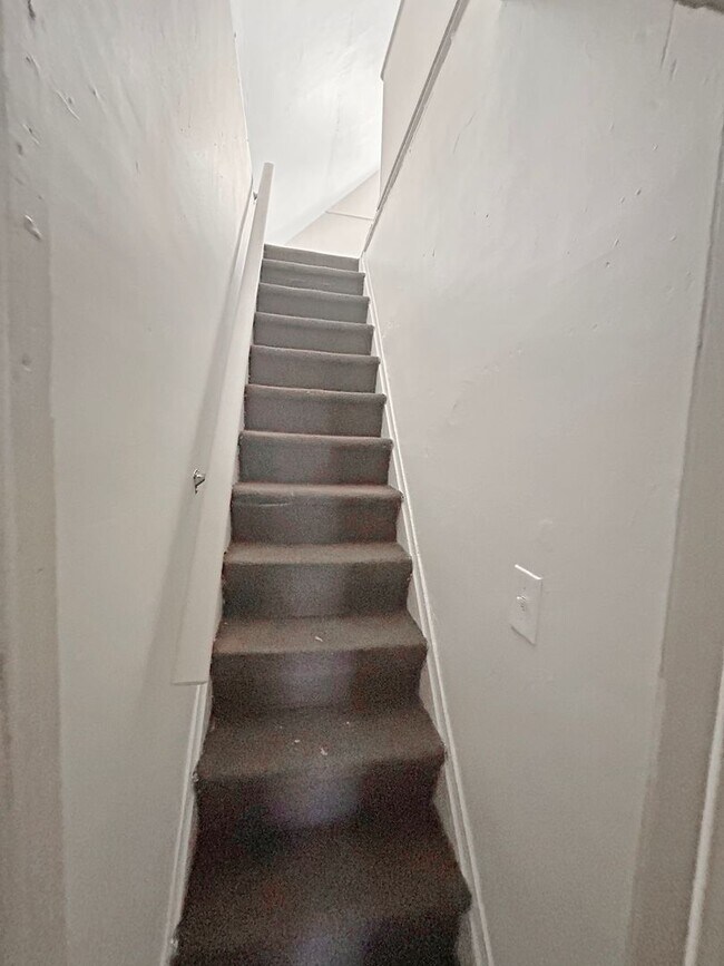 Building Photo - 36 Hickory St