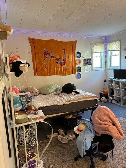 Building Photo - 108 Temple St