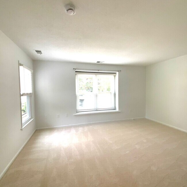 Building Photo - 7594 Lakeside Village Dr