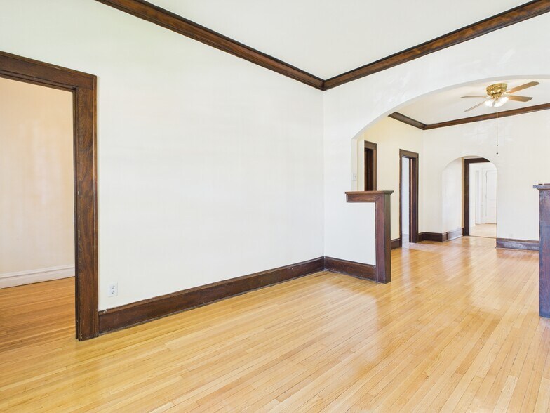 Building Photo - 1541 W Barry Ave