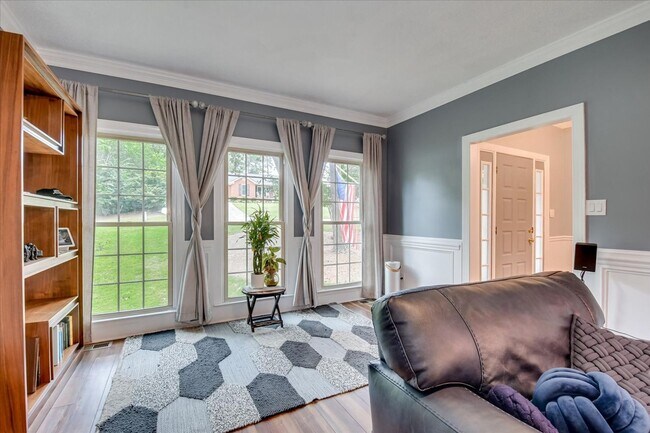 Building Photo - 4 bedroom 3 full bathroom home in heart of...