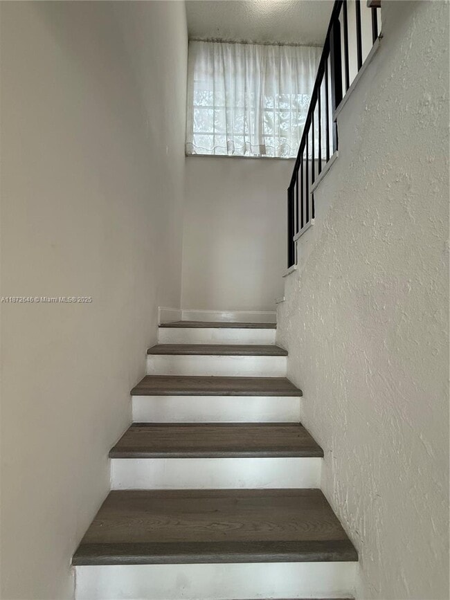Building Photo - 9441 Live Oak Pl