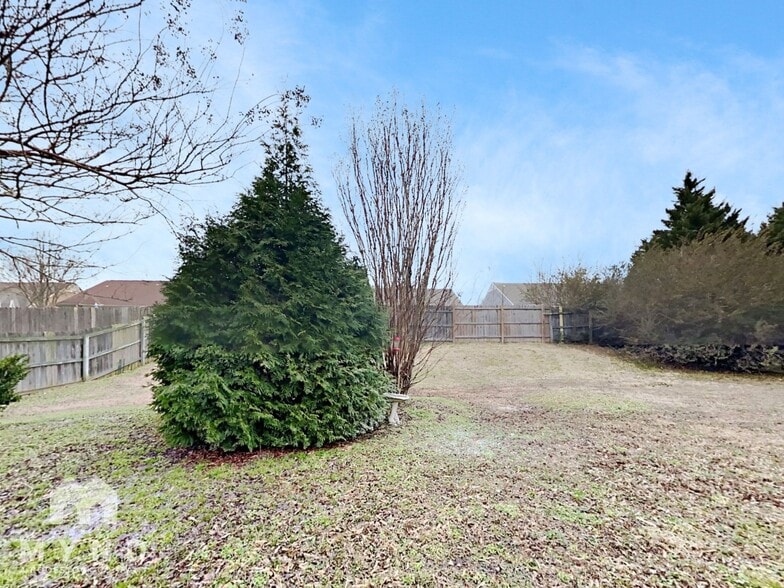 Building Photo - 7825 Sarah Ann Dr S