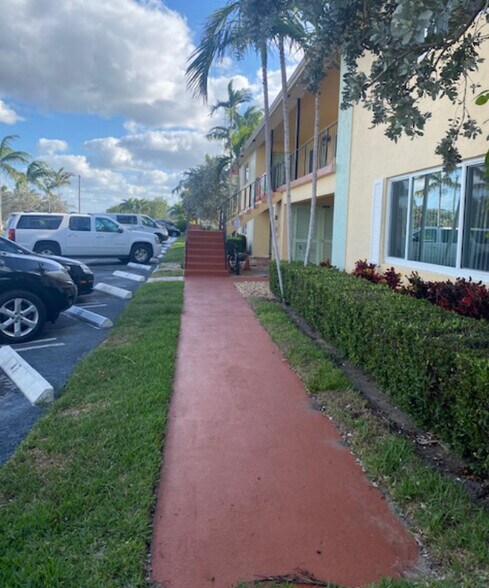 Building Photo - 2861 S. SEACREST BLVD APT 3C BOYNTON BEACH...