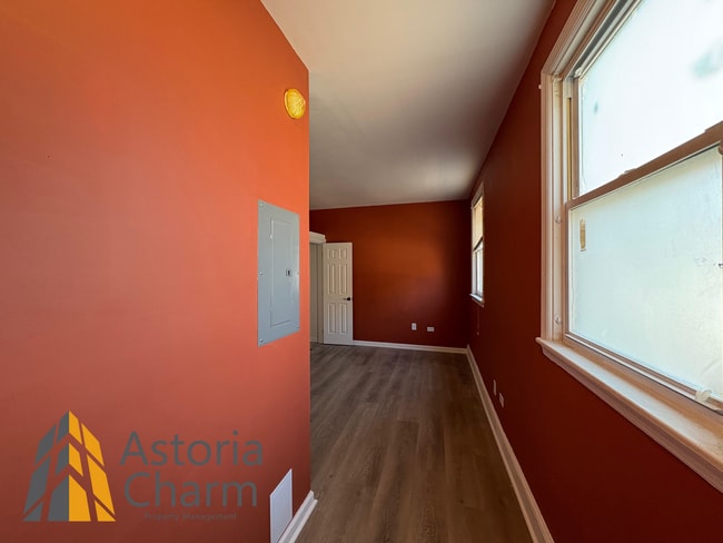 Building Photo - Functional and Upgraded Studio Space