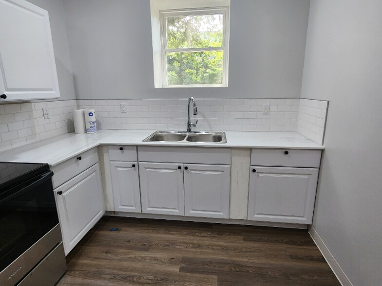 Primary Photo - 151 S Main St