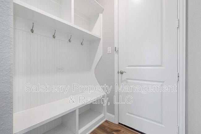 Building Photo - 1140 Huckleberry St