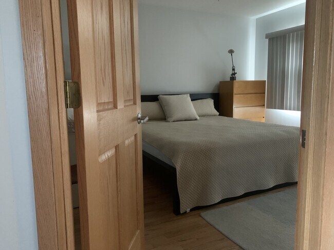 Building Photo - 606 Green Bay Rd