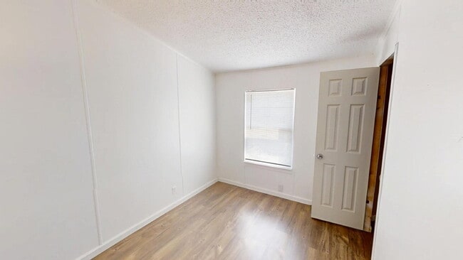 Building Photo - "Charming 3-Bed, 2-Bath Retreat in Gatesvi...