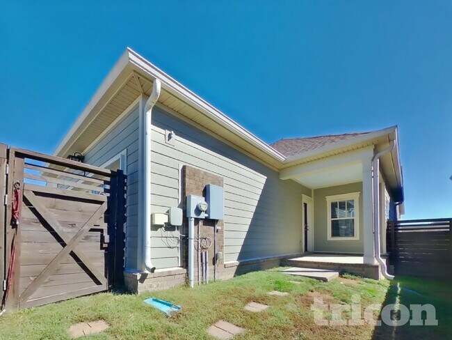 Building Photo - 508 Pleasant St