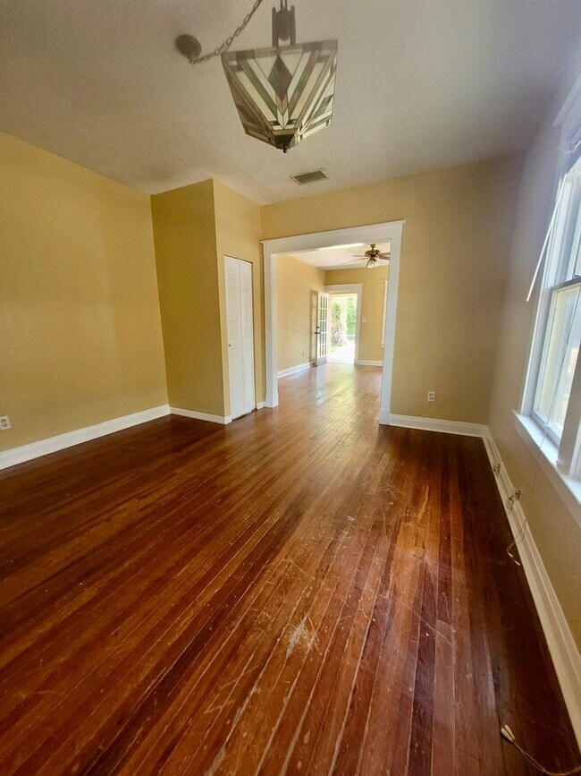 Building Photo - Charming 2 bed 1 bath in Historic District...