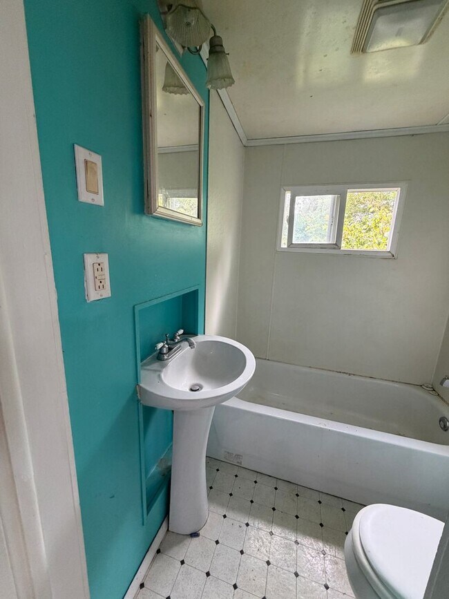 Building Photo - 2 bedroom townhome in Bentworth School District!