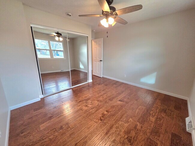 Building Photo - 213 W Aven Ave