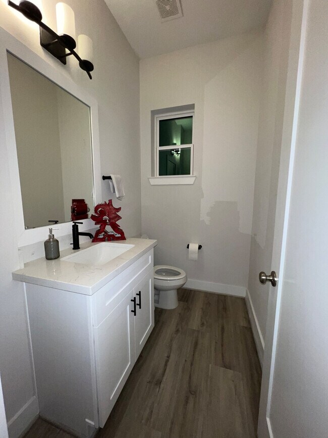 Building Photo - 2304 Live Oak St