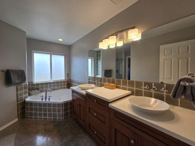 Building Photo - Beautiful Quemazon Home (5085 Alegria)