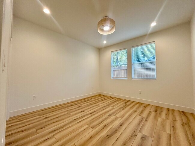 Building Photo - Beautiful 2bd/1ba 900 sq. ft. ADU in Roseville! Own private driveway! SOLAR!