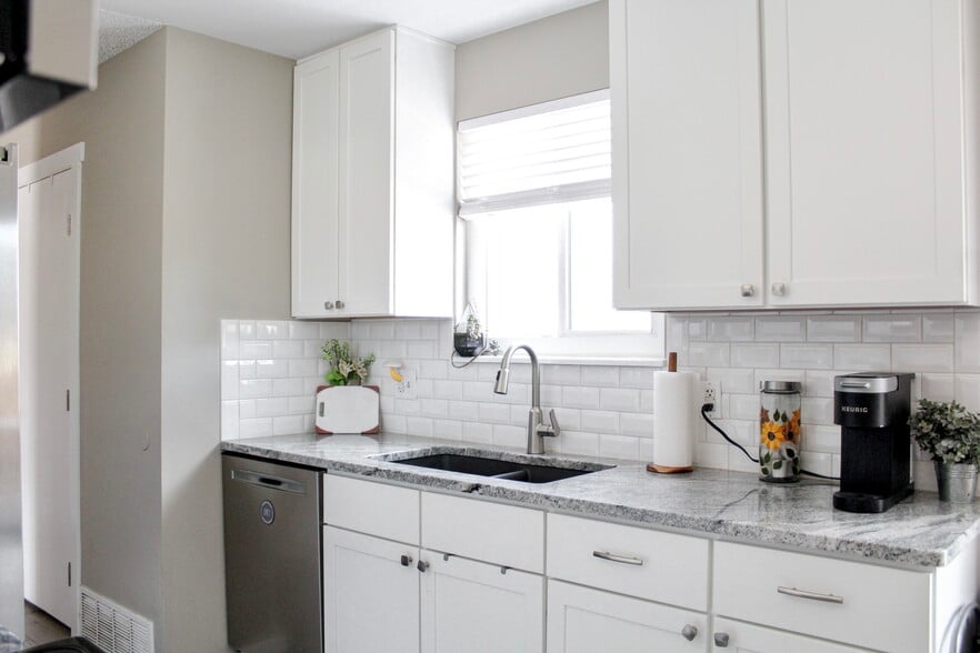 Building Photo - 1987 Palm Dr