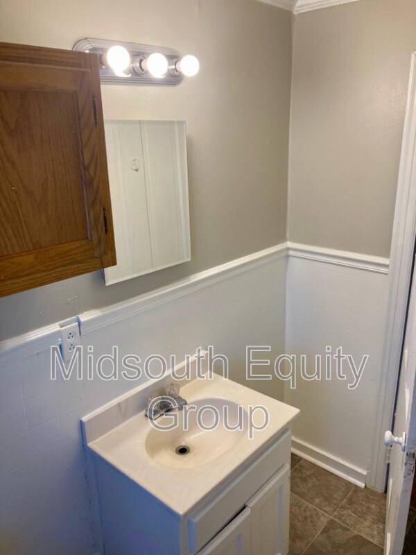 Building Photo - 420 N McLemore Ave