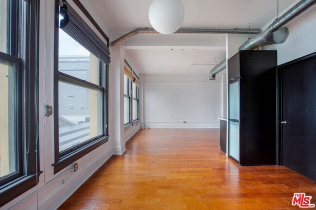 Building Photo - 108 W 2nd St