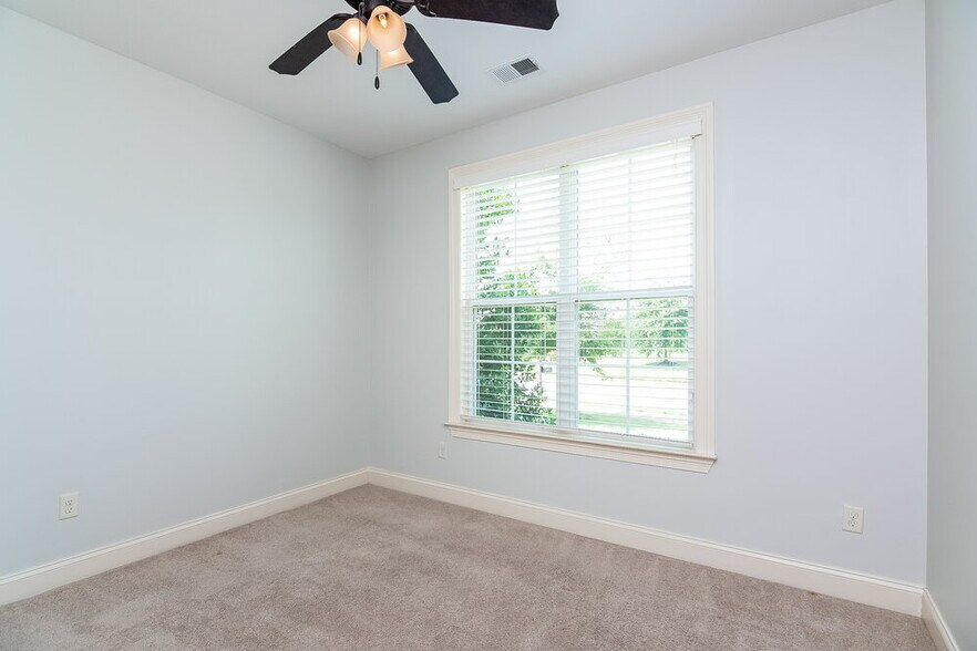 Building Photo - 4675 W Petite Loop