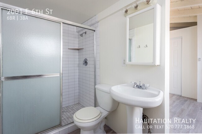 Building Photo - 2001 E 6th St