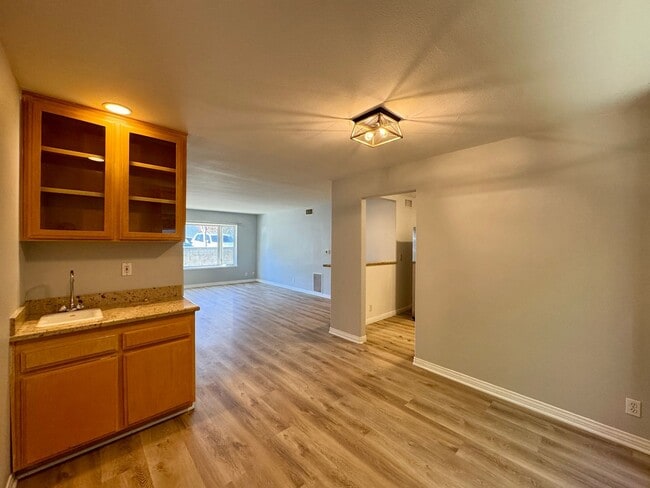 Building Photo - Dickens