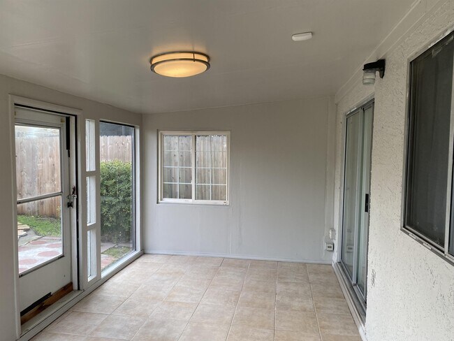 Building Photo - 3824 Hollywood Dr