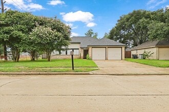 Building Photo - 2601 Village Cir Dr