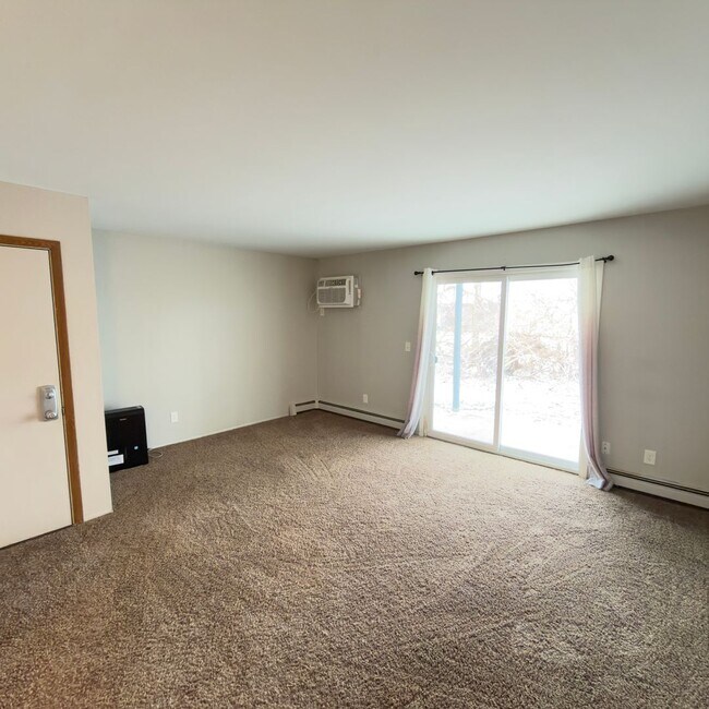 Building Photo - Large One Bedroom Apartment! Washer and Dryer in Unit!