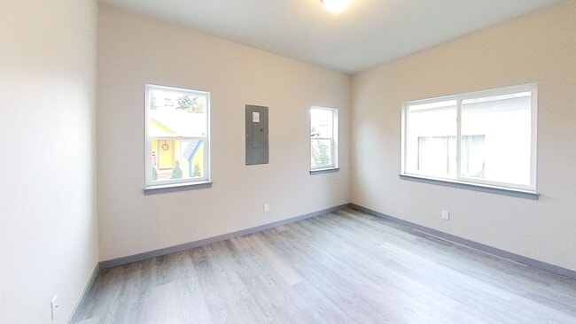 Building Photo - Newer 7 Bedroom 3 Bath unit!!!