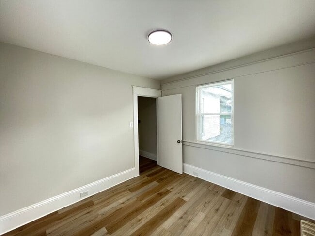 Building Photo - 55 Henriette St