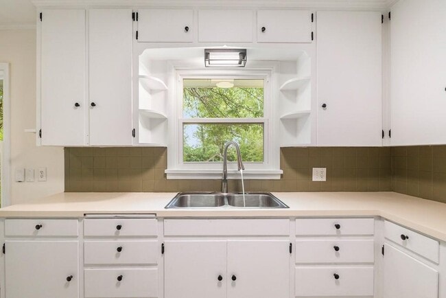 Building Photo - 301 Michael St