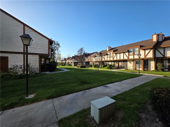 Building Photo - 1173 S Paula Dr